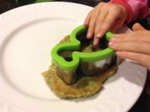 Dinosaurier-Pfannkuchen, Ein Spaß und gesundes Frühstück für Kinder, SuperHealos