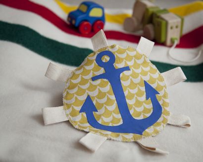 DIY Anchor Crinkle Tag Toy avec le sac recyclé lingette, Pretty Prudent