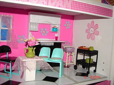 DIY Barbie Maison d'une étagère - Une fille et un pistolet à colle