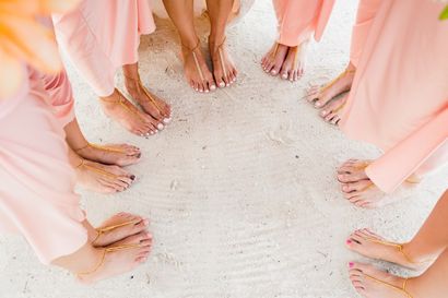 Sandales aux pieds nus de bricolage pour un mariage de plage