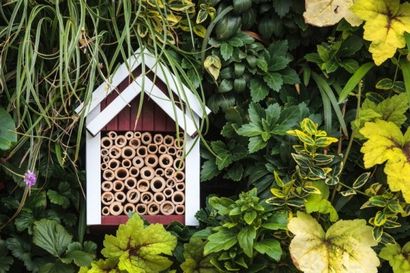 DIY Wie ein Insektenhotel bauen aus vorgefundenen Materialien, Inhabitat - Green Design, Innovation,
