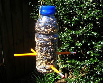 Machen Sie einen Vogel-Zufuhr von einer Upcycled Plastikflasche DIY, Inhabitat - Green Design, Innovation,