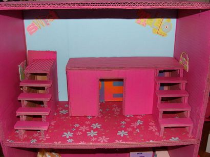 Puppenhaus von den Kästen und Karton 5 Schritten