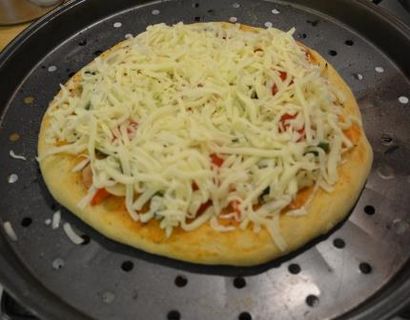 Dominos Pizza Rezept, wie man Dominos Style Pizza zu Hause - Rachna - s Kitchen