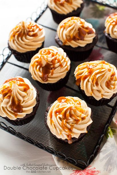 Double Chocolate Cupcakes mit gesalzenem Karamell, Buttercreme, die kleine Küche