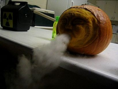 Citrouille de glace carbonique pour Halloween 4 étapes (avec photos)