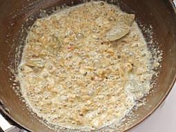 Dum Aloo Recette Punjabi - à l'étape par étape Photos - Curry épicé avec du fromage blanc à base Gravy