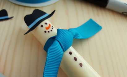 Facile bonhomme de neige de bâton de fromage avec des chapeaux imprimables - Thrifty Jinxy