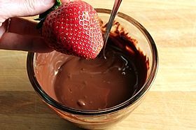 Einfache Schokolade überzogene Erdbeeren mit einem Gourmet-Flair