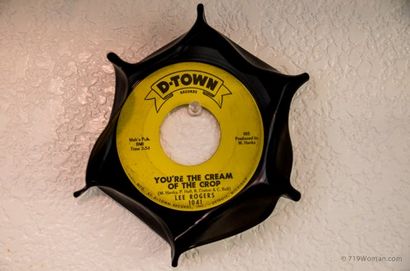 Facile bols de bricolage fabriqués à partir de vieux disques vinyles