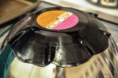 Leicht DIY Schalen aus alten Vinyl-Schallplatten gemacht