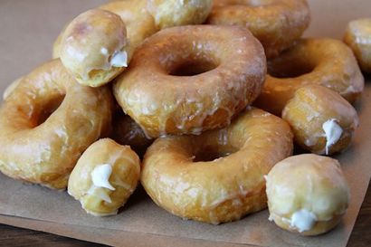 Facile Glazed Donuts et crème bouchent les trous Donut - Bite Sud