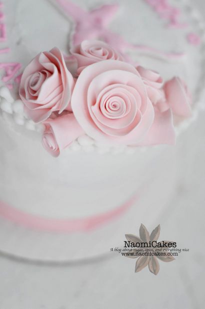 Facile Gum Pâte de sucre Roses Tutorial - NaomiCakes