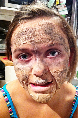 Einfache Halloween Zombie Make-up Tutorial, Kim Becker aka MommyKnows