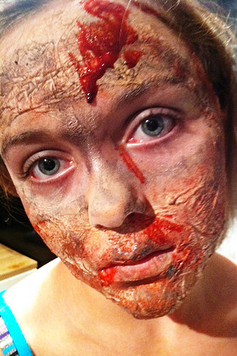 Einfache Halloween Zombie Make-up Tutorial, Kim Becker aka MommyKnows