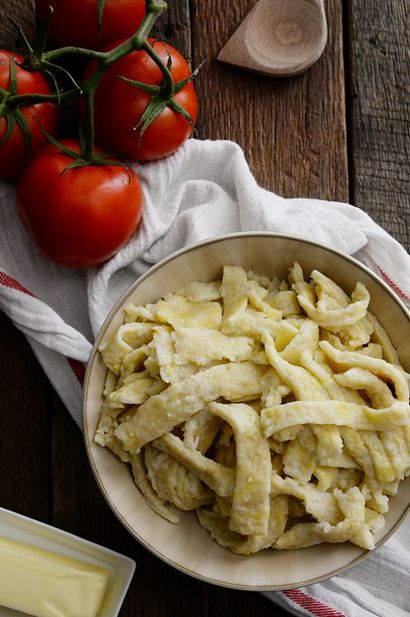 Einfache hausgemachte Eiernudeln Rezept - Speisen und Teller (wie hausgemachte Nudeln machen) Einfache hausgemachte Eiernudeln Rezept - Speisen und Dish