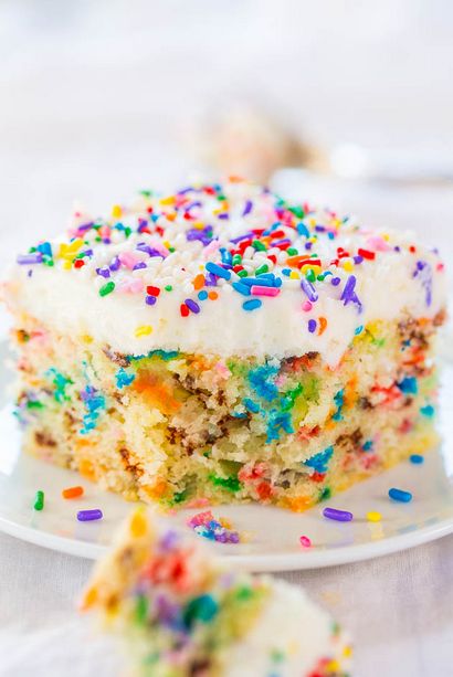 Facile maison Funfetti gâteau à la vanille crème au beurre - Averie Cooks
