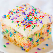 Facile maison Funfetti gâteau à la vanille crème au beurre - Averie Cooks