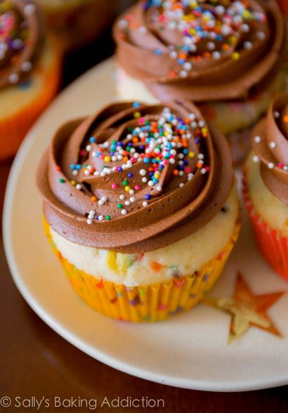 Einfache Hausgemachte Funfetti Cupcakes - Sallys Backen Sucht