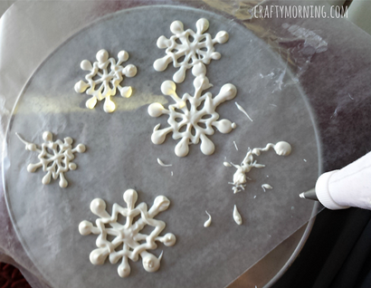 Facile Petits gâteaux flocon de neige (DIY Toppers) - Crafty Matin