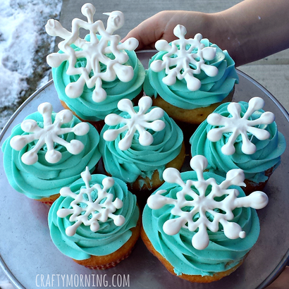 Facile Petits gâteaux flocon de neige (DIY Toppers) - Crafty Matin