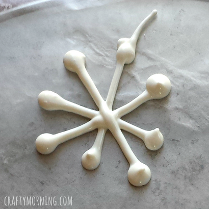 Facile Petits gâteaux flocon de neige (DIY Toppers) - Crafty Matin