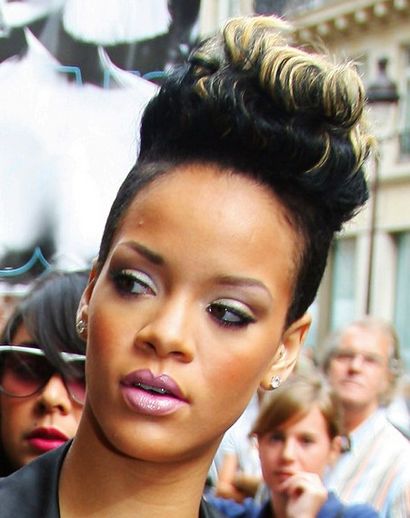 Élégant coiffures pour dames Pompadour - Coiffures hebdomadaire (comment faire pompadour updo) Élégant coiffures pour dames Pompadour - Coiffures hebdomadaire
