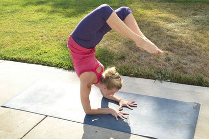 Embrassez Pincha Mayurasana (Stand Forearm) - Blog Chi