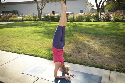 Embrassez Pincha Mayurasana (Stand Forearm) - Blog Chi