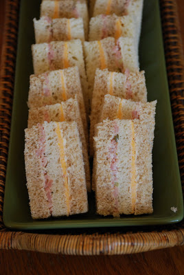 Tous les jours de folie Douches de printemps apportent ruban Sandwiches (apporter) Tous les jours de folie Douches de printemps apporter Sandwiches ruban