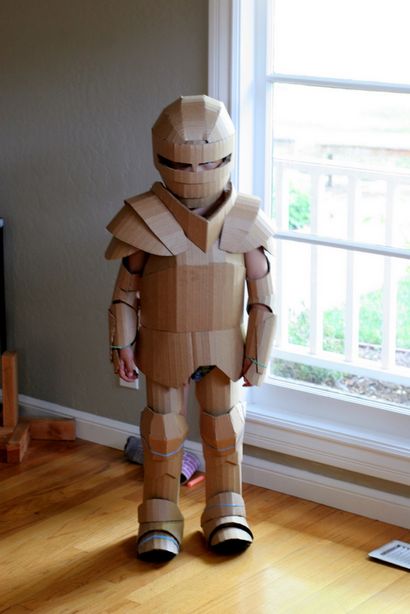 Fantastical Pappe Kostüm DIY Turns Boxen in Knight - Rüstung