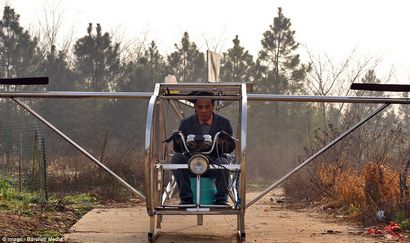 Agriculteur utilise des morceaux de métal pour fabriquer son propre hélicoptère maison, Daily Mail en ligne