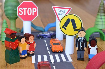 Cinq façons les parents peuvent aider les enfants à apprendre au sujet de la sécurité routière