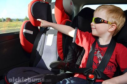 Cinq façons les parents peuvent aider les enfants à apprendre au sujet de la sécurité routière