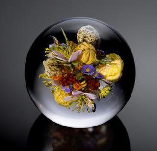 Floral - Art en verre congelé exquis - Photos Paperweights - CBS Nouvelles