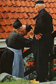 Costume traditionnel - broderie Costume de Volendam, Hollande du Nord, Pays-Bas