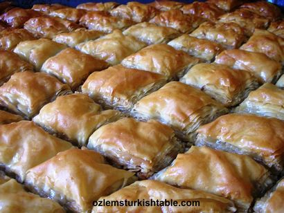 Gozleme; Anatolian Fladenbrot, gefüllt mit Spinat und Käse, Ozlem - s Türkisch Tabelle