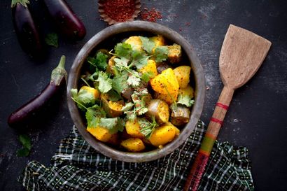 Grand-mère - de style gujarati Aubergine et Curry de pommes de terre (Ringan Batata nu Shaak)