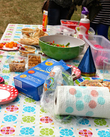 Vert Gourmet girafe Toadstool gâteau d'anniversaire, cake pops et faire la fête dans le parc