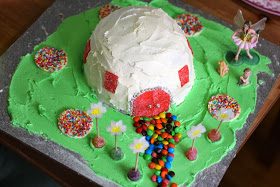 Vert Gourmet girafe Toadstool gâteau d'anniversaire, cake pops et faire la fête dans le parc