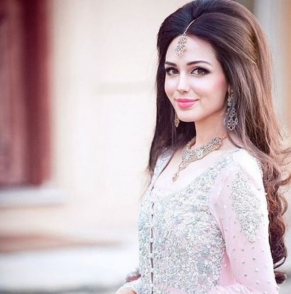 Coupes de cheveux pour le mariage indien - 20 coiffures de mariée Showy (mariage) Coupes de cheveux pour le mariage indien - 20 coiffures de mariée Showy