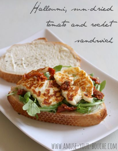 sandwich à Halloumi avec des tomates séchées au soleil et à la roquette - Amuse Votre Bouché