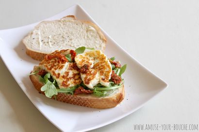 sandwich à Halloumi avec des tomates séchées au soleil et à la roquette - Amuse Votre Bouché