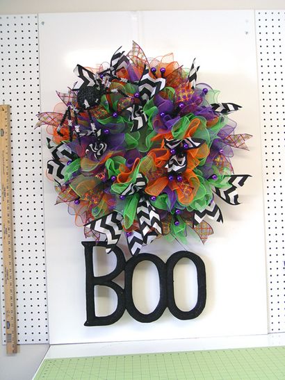 Halloween Ruffle Couronne Tutoriel utilisant Deco Poly Mesh et décorations d'Halloween RAZ - Arbre Trendy