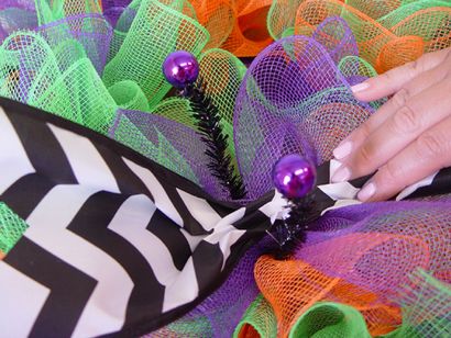 Halloween Ruffle Couronne Tutoriel utilisant Deco Poly Mesh et décorations d'Halloween RAZ - Arbre Trendy