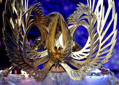 Haute Couture Le Making of Victoria - Ailes Secret (haute couture __gVirt_NP_NN_NNPS<__: la fabrication de victoria & amp; #'s secret wings) Haute Couture Le Making of Victoria - Ailes Secret