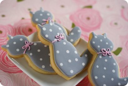 Hallo (polka dot) Kitty! Backen Sie bei 350