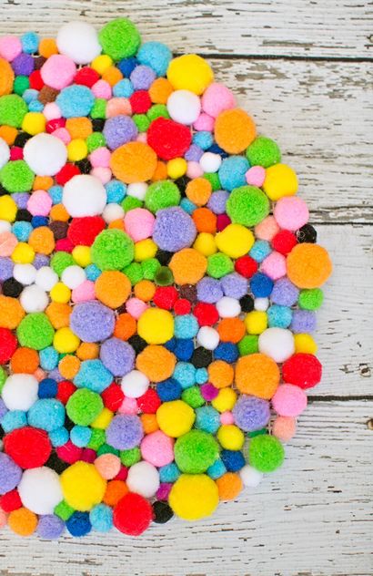 Hallo, Wunderbar - NETTE UND EINFACHE DIY POM POM TEPPICH