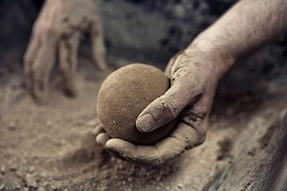 Hikaru Dorodango - Die zarte japanische Kunst der Herstellung Perfekte Glänzende Kugeln Out of Dirt, Oddity (zart) Hikaru Dorodango - Die zarte japanische Kunst der Herstellung Perfekte Glänzende Kugeln Out of Dirt, Oddity