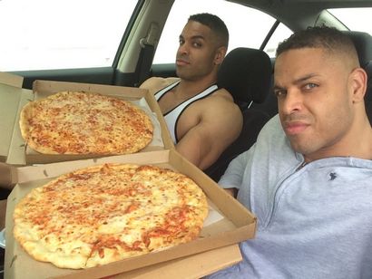 Hodgetwins Essen Fast Food schlank zu bleiben und machen Gewinne - TurnAroundFitness